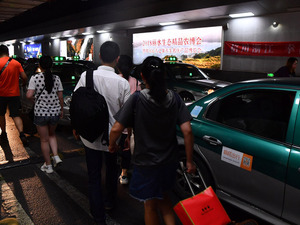 图集│滴滴消失的夜里：旅客排长龙，出租车供不应求
