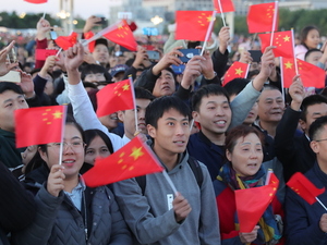 图集│近15万人天安门广场看升旗 游客带棉被、马扎排队10小时守候