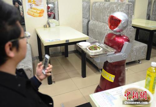长春餐厅机服务员萌萌哒 老板坦言它不会累