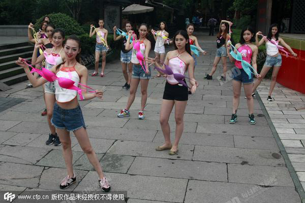 美女抛<em>胸罩</em>仅<em>穿肚兜</em> 宣传<em>肚兜</em>比<em>胸罩</em>更利于乳