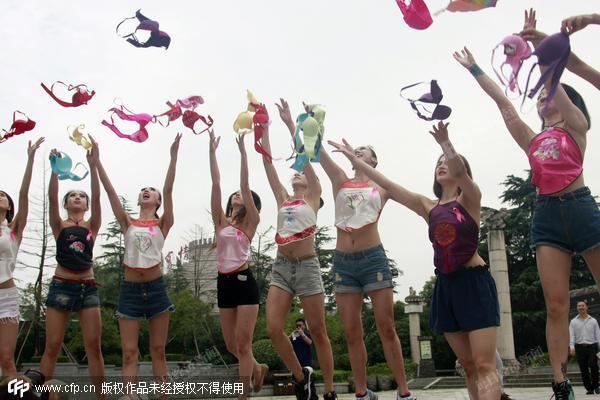 美女抛<em>胸罩</em>仅穿肚兜 宣传肚兜比<em>胸罩</em>更利于乳