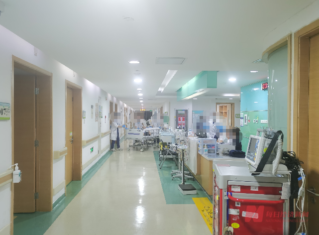 深圳欢乐谷过山车碰撞，多人受伤送医 港大深圳医院急诊目前已恢复正常