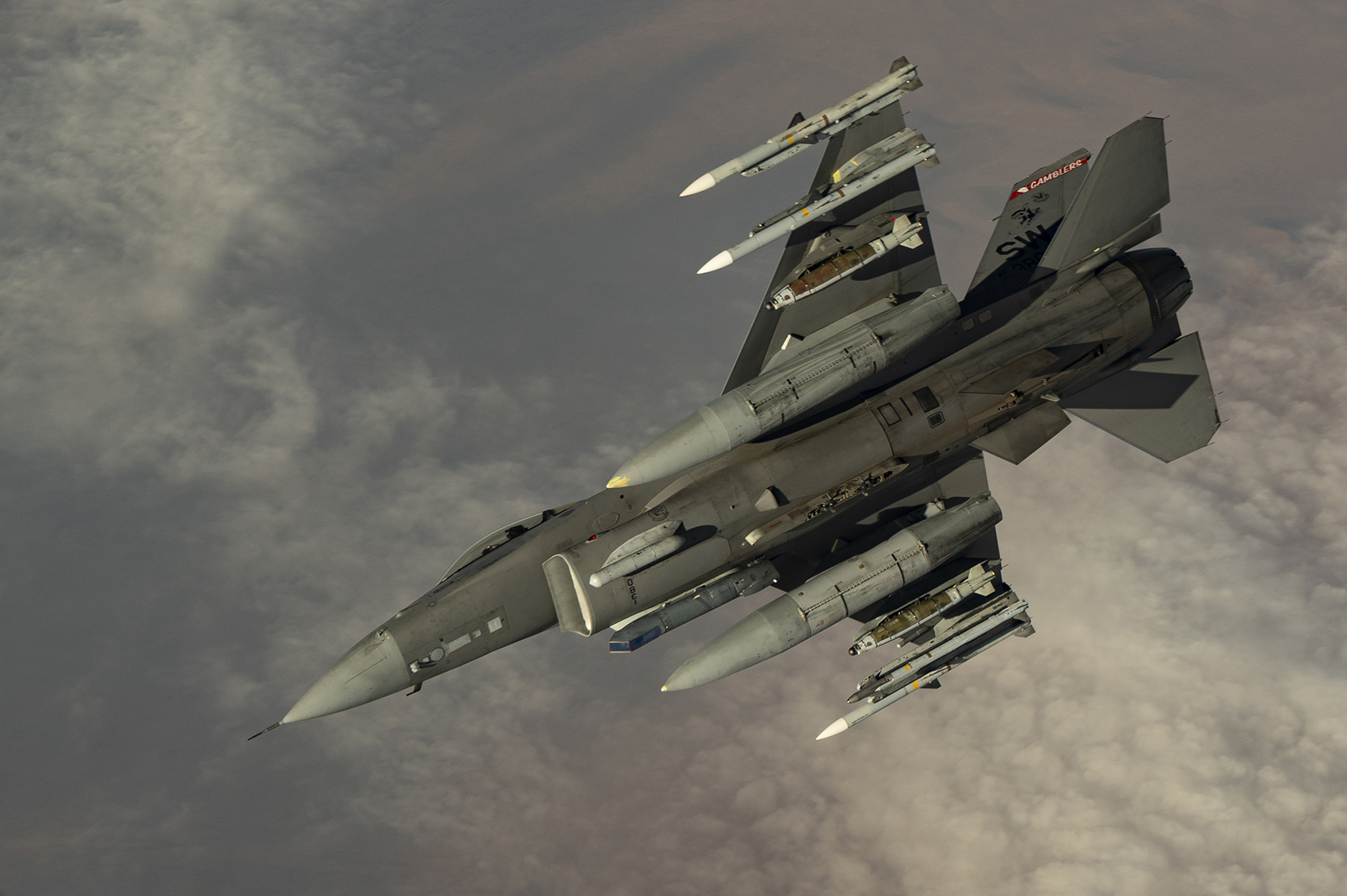 突发！一架美F16战机在韩军演期间坠毁