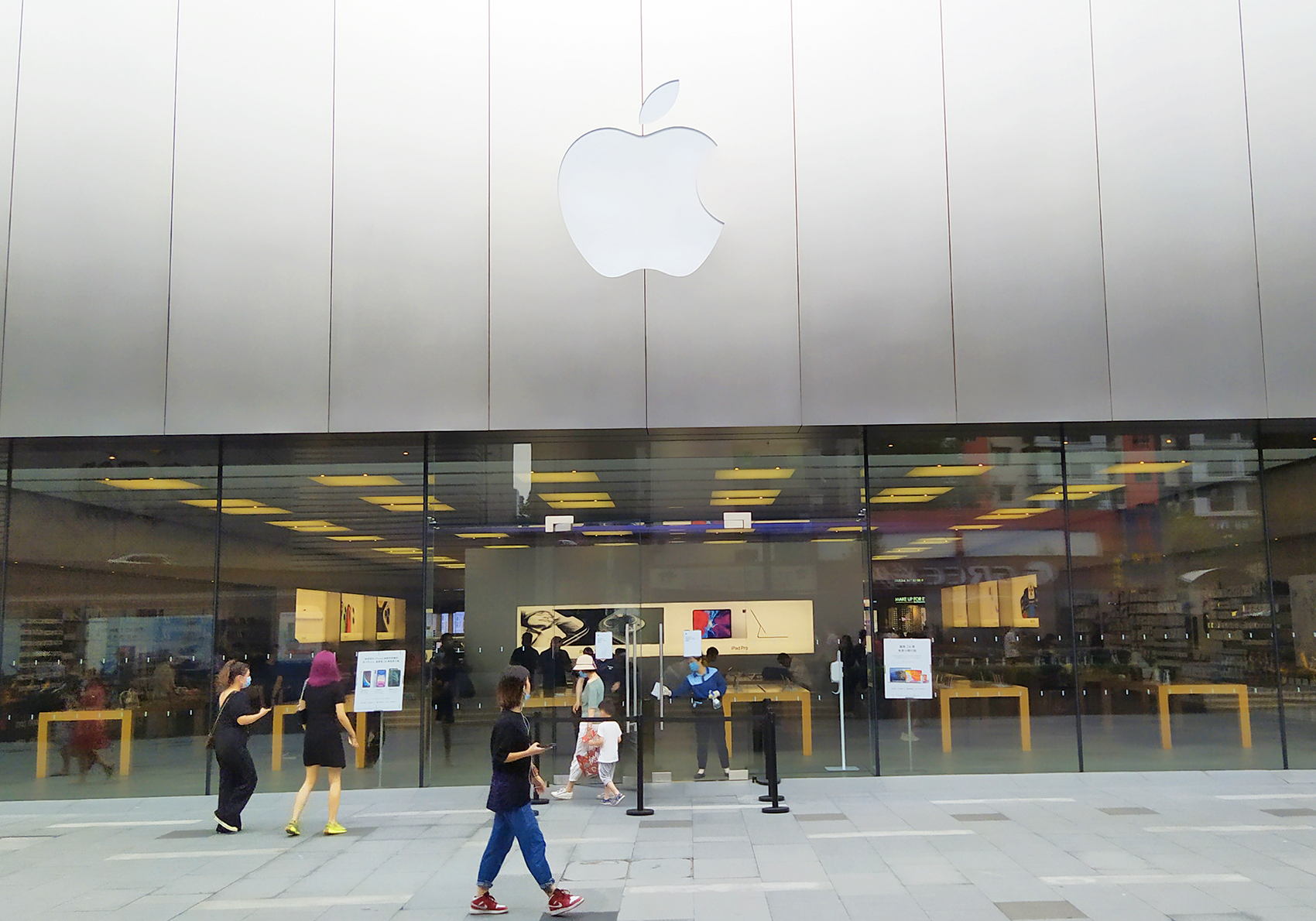 今年首周，苹果在中国销量暴跌30%，啥情况？