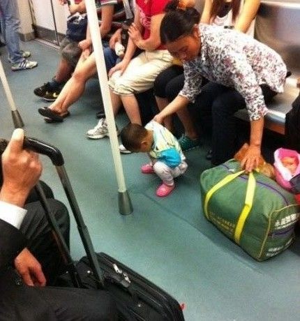 男童地铁大便