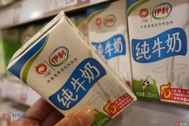 一家超市里摆放的伊利纯牛奶,其包装便是由利乐提供的(图片来源