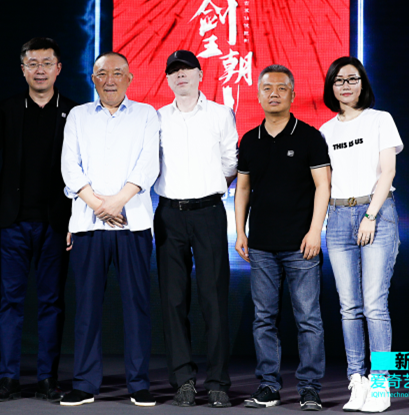 从左到右依次:龚宇,韩三平,冯小刚,王晓晖,戴莹(办方供图)