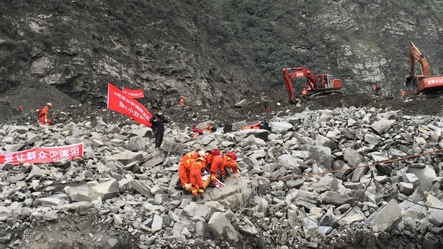 每经在现场 | 送别茂县叠溪镇山体垮塌遇难者遗体