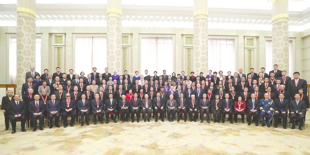 中共中央 国务院关于表彰改革开放杰出贡献人