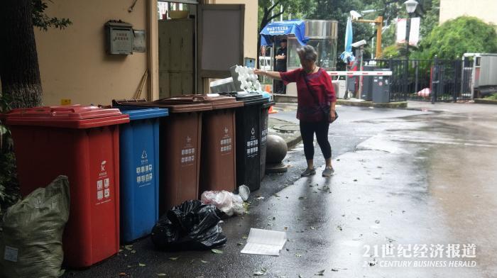 实拍上海垃圾分类首日:大雨滂沱,一代新桶换旧桶 ,已有商铺吃罚单