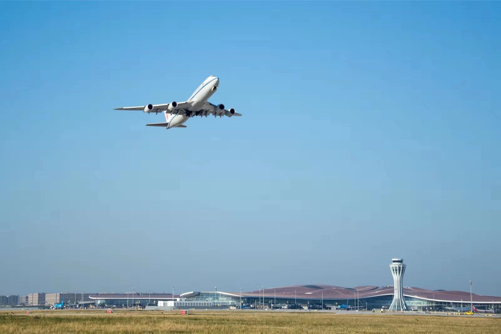 图文｜红星新闻记者见证首个国际航班从北京大兴国际机场起飞_大兴机场