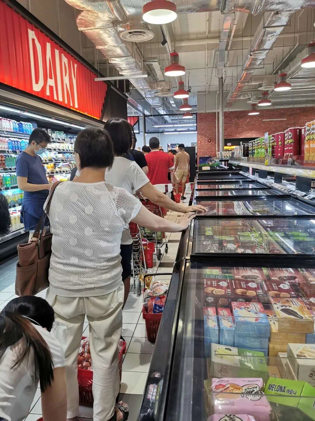新加坡民众在超市排队结账 图片来源:受访者提供