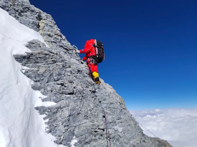 2020珠峰高程测量登山队成功登上珠峰顶峰,同"登