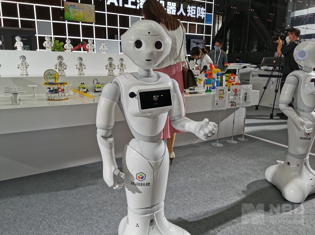 特斯拉发布人形机器人 可以跑腿做家务-科技频道-和讯网