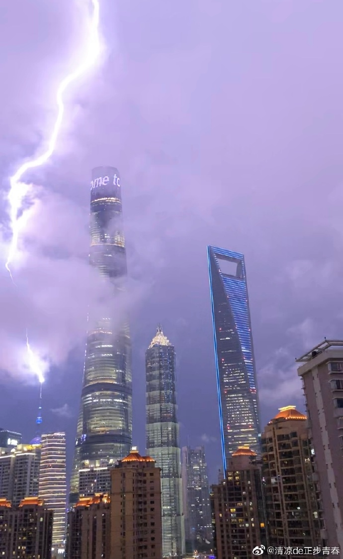 堪比大片!上海东方明珠塔被闪电击中,外滩游客发出连连惊叹
