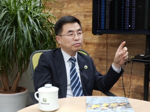 你也许炒过碳交易概念股，但你看过碳交易吗？每经记者专访四川联合环境交易所董事长何锦峰，他想给你看的不止这个