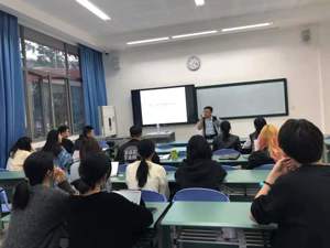 每经商学院走进西南财大，为研究生带来财经新闻写作实战案例