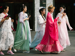 汉服、洛丽塔一年卖出百亿规模 圈层消费爆发：谁是下一个泡泡玛特？