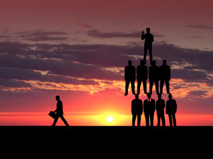 扎心了：同行业同价位同时公布业绩，同是最强反攻大牛竟“冰火两重天”？最贵ST股：看我2张“王炸”！