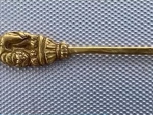 唐风黄金挖耳勺、希腊风格的酒神银盘、萨珊银币...西藏当雄墓地里的这些文物有故事