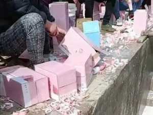 为给偶像投票，粉丝把牛奶成箱倒入水沟！热播综艺被紧急叫停，新华社：别把青年人带沟里！