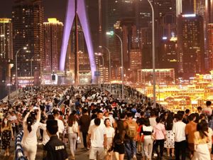 1132亿！“五一”旅游太火爆！一家四口4天花费2万上热搜，十大最热门城市出炉