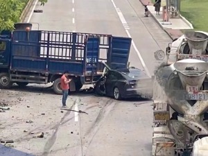 特斯拉又出事了！广东韶关一特斯拉追尾货车，警方通报：驾驶人当场死亡