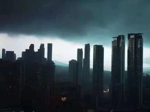 罕见暴雨！武汉白天秒变“黑夜”，最大风力14级，吊篮撞击高楼致2人不幸死亡