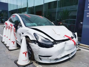 特斯拉又出事了！女司机驾车回车库突然撞墙：“吓死了，怎么踩刹车都刹不住”，网友吵翻天了