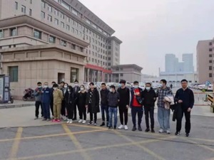 崩溃！女白领掏空120万积蓄疯狂“买币”，群友反应让她傻眼