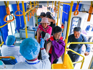 全民免费接种新冠疫苗，基本医保覆盖13.6亿人……我国建成世界最大社会保障体系，为全体人民织密“安全网”