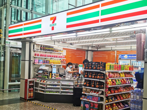 药店、社区团购双冲击 2021便利店的进击与焦虑：能靠数字化与鲜食破局吗？