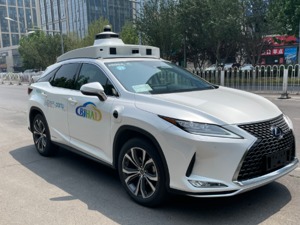 实地体验60万元豪车改造的Robotaxi：特殊情况仍需安全员接管，技术路线倾向单车智能