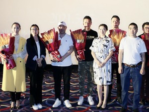 首部乡村振兴题材电影《战旗飘飘》上映 总导演余涛：探索新主流电影的表达艺术