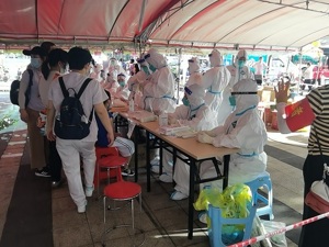 直击广州荔湾区全民核酸检测：市民有序排队，34°C下医护人员湿透防护服