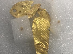 惊艳！三星堆又上新：近60件金叶、青铜跪坐人像、青铜眼形器，还有圆领玉璧