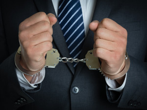 骇人听闻！指使员工刻“萝卜章”57枚 这位老板9年时间从银行骗贷5亿多元