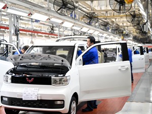 政策、市场双轮驱动 中国新能源汽车产销量连续6年全球第一