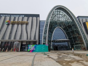 疫情刺激“订单回流”，有成衣制造企业订单已排至明年，但运费上涨、汇率波动侵蚀成本