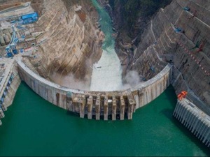 白鹤滩水电站首批机组正式投产发电