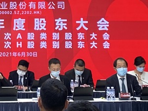除与大股东正面回应万科股价，郁亮还谈到“地产行业对人才吸引力下降了”