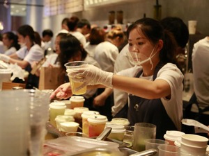 茶饮赛道究竟谁赚大钱?年轻人一年花上千亿买奶茶，加盟店却“十店九亏”