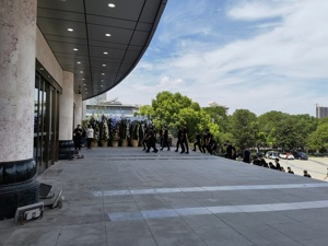 徐镜人遗体停放于泰州扬子江大礼堂 当地市民自发前往吊唁