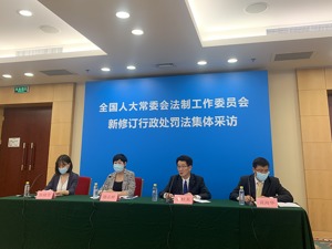 滥设“电子眼”抓拍交通违法是否合理，哪些行为适用“首违不罚”，“执法人员不得少于两人”为何调整……立法部门作出权威回应