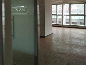 昔日1400平繁华办公楼 如今两层已空置 共享衣橱独角兽衣二三宣告终结