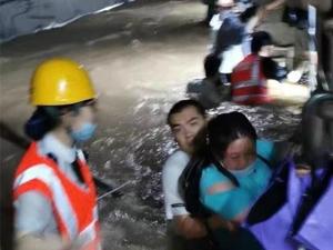 河南暴雨最新消息：郑州地铁5号线隧道内被困乘客已被安全疏散！郑州常庄水库实施泄洪，救援最全电话公布