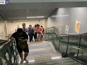 河南郑州乘客被困地铁5号线隧道内，当地迅速组织力量展开救援，最新：被困乘客已获救