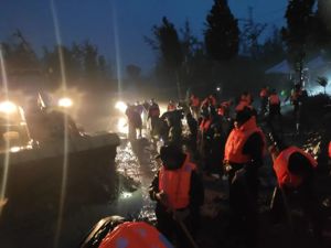 罕见暴雨致郑州地铁12人死亡，郭家咀水库存严重溃坝风险，正疏散群众