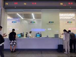 郑州进出交通受阻：高铁航班大面积取消  部分经停列车可能折返