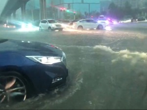 郑州暴雨里的普通人：他们被困高架20小时吃饼干充饥，他新房被淹劝自己要“磕赢世界”